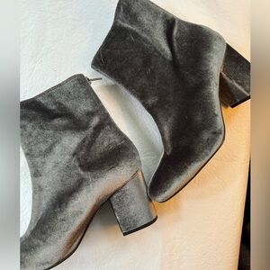 FREE PEOPLE VELVET CECILE ANKLE BOOT. Silver. Size 8